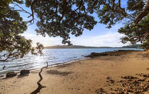Waterfront Elegance on Waiheke Island - Waiheke Island, New Zealand