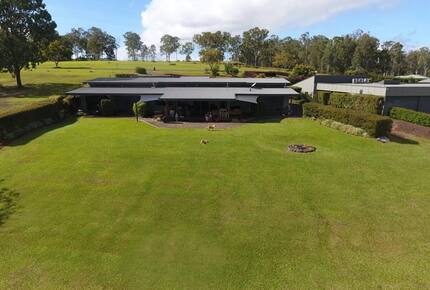 Group Getaway with Firepit & BBQ on Lake Tinaroo - Barrine, Australia