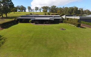 Group Getaway with Firepit & BBQ on Lake Tinaroo - Barrine, Australia