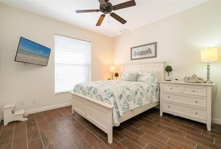 Chic Naples Retreat with Heated Pool - Naples, Florida