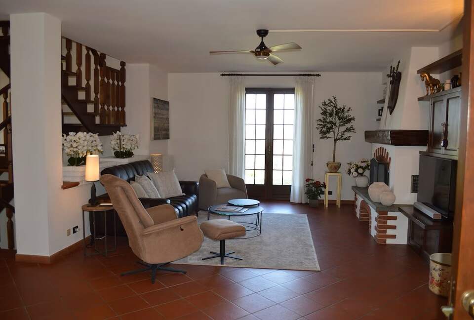 Elegant Italian Retreat Surrounded by Vineyards - Piana del Salto, Italy