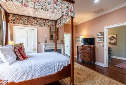 Elegant Natchez Getaway Steps from the Mississippi River - Natchez, Mississippi