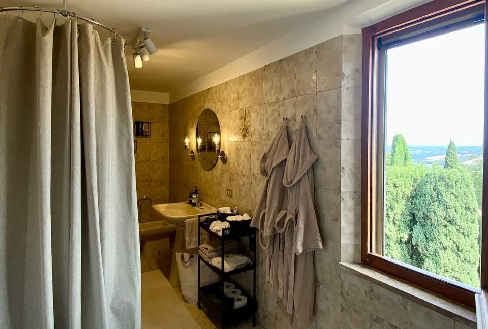 1 Bedroom Apartment Overlooking Lajatico’s Historic Square - Lajatico, Italy