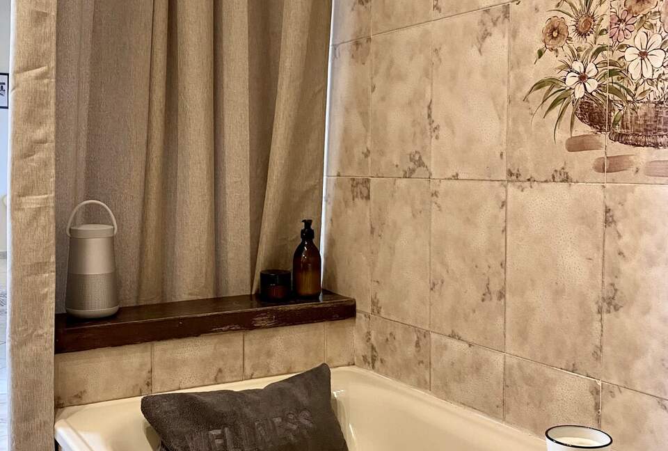 1 Bedroom Apartment Overlooking Lajatico’s Historic Square - Lajatico, Italy