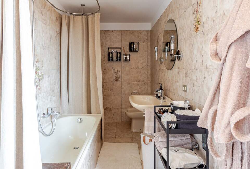 1 Bedroom Apartment Overlooking Lajatico’s Historic Square - Lajatico, Italy