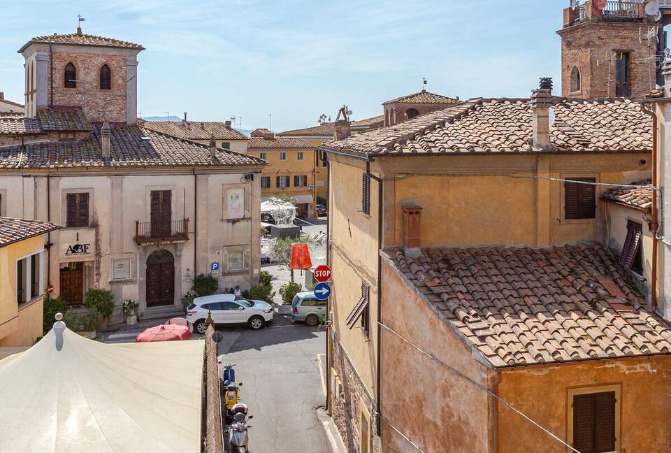 1 Bedroom Apartment Overlooking Lajatico’s Historic Square - Lajatico, Italy