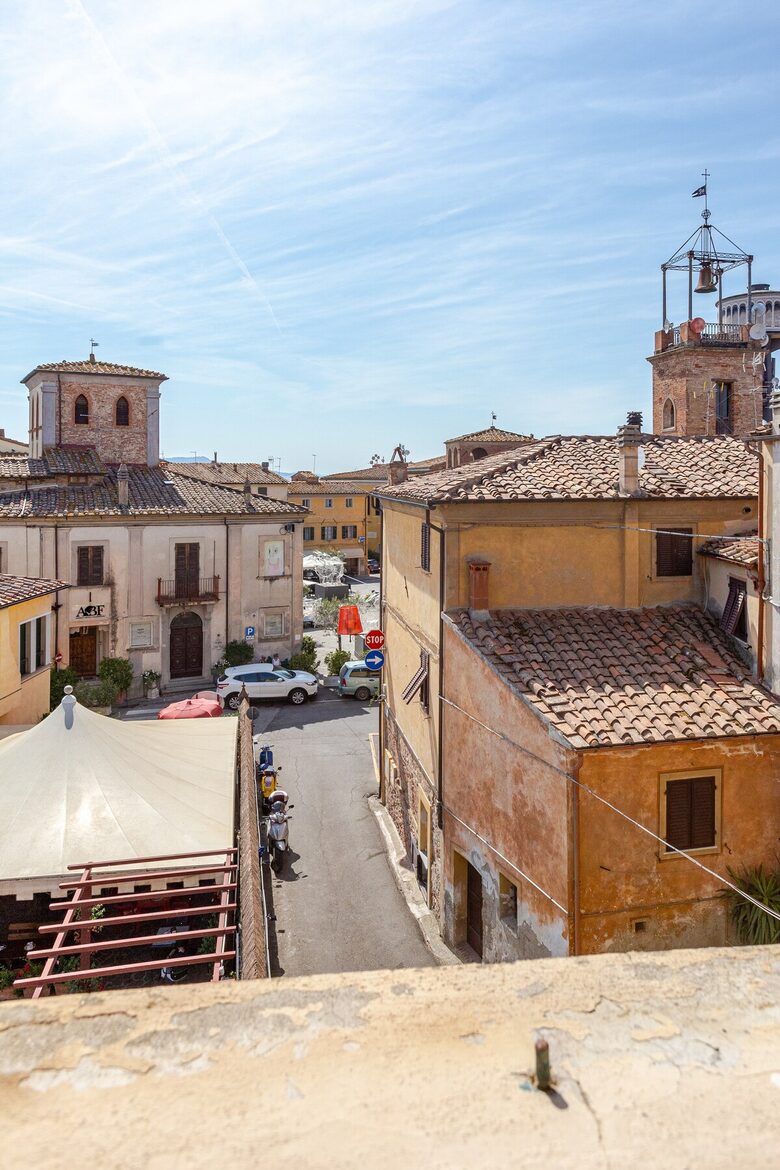 1 Bedroom Apartment Overlooking Lajatico’s Historic Square - Lajatico, Italy
