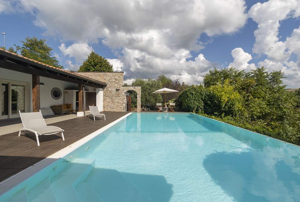 Hillside Elegance with Private Pool - Fortunago, Italy