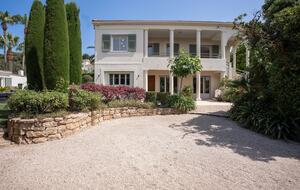 Modern Provençal Elegance in Cap d’Antibes - Antibes, France