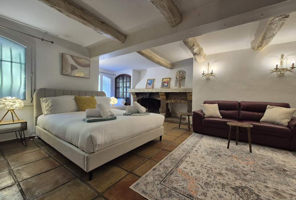 Sunlit Sophistication near Cannes - Cannes, France