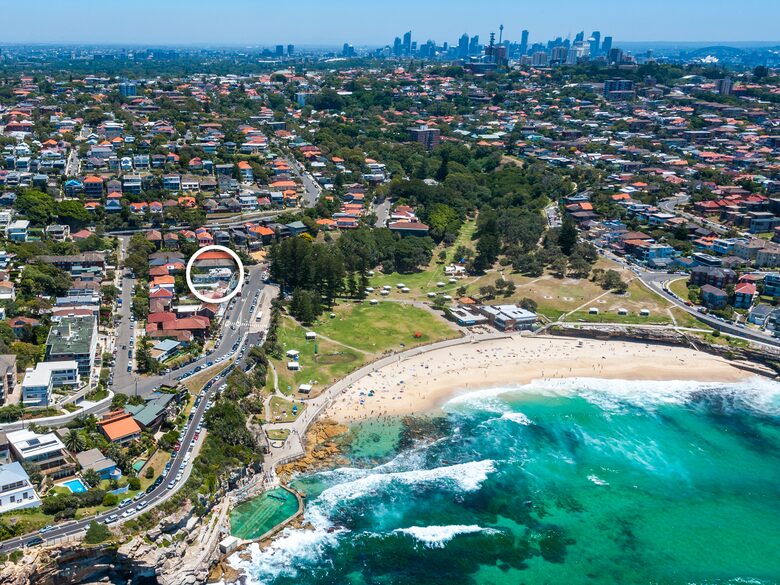 Contemporary Beachside Penthouse with Panoramic Sea Views - Bronte, Australia