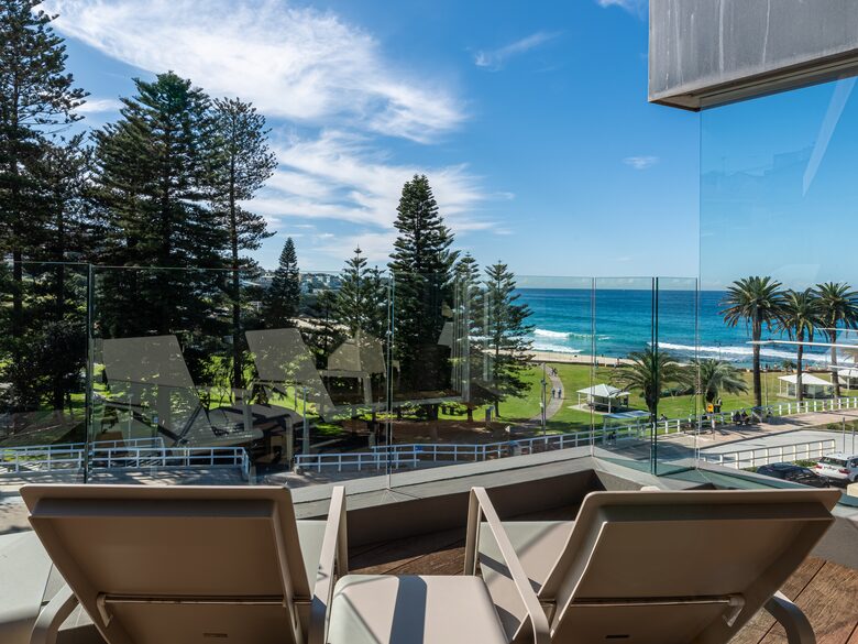 Contemporary Beachside Penthouse with Panoramic Sea Views - Bronte, Australia