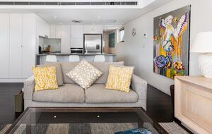 Contemporary Beachside Penthouse with Panoramic Sea Views - Bronte, Australia