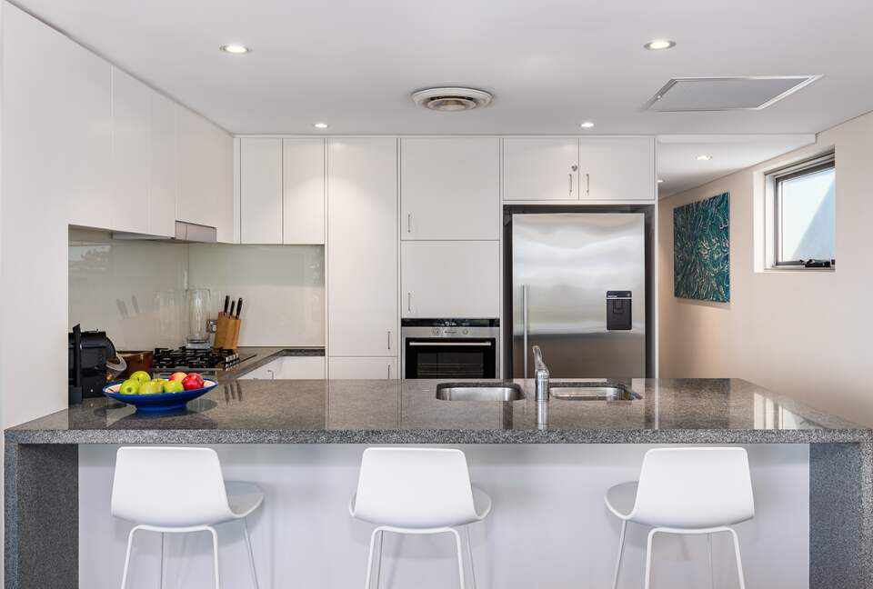 Contemporary Beachside Penthouse with Panoramic Sea Views - Bronte, Australia