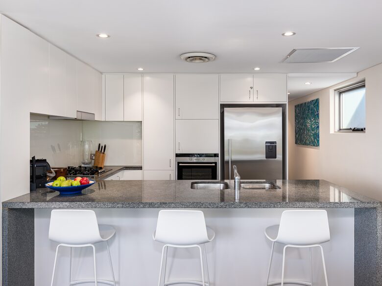 Contemporary Beachside Penthouse with Panoramic Sea Views - Bronte, Australia