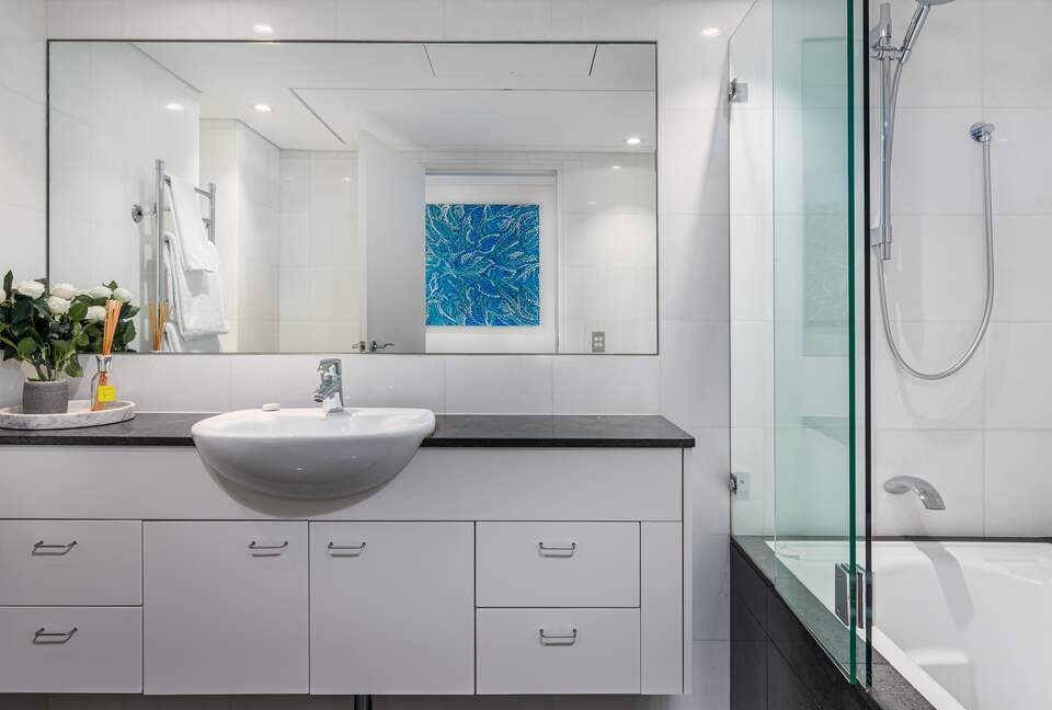 Contemporary Beachside Penthouse with Panoramic Sea Views - Bronte, Australia