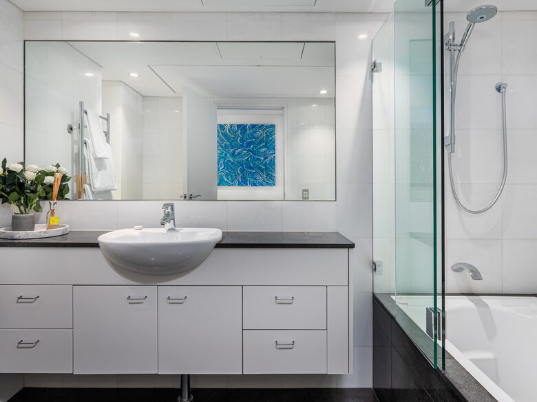 Contemporary Beachside Penthouse with Panoramic Sea Views - Bronte, Australia