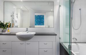 Contemporary Beachside Penthouse with Panoramic Sea Views - Bronte, Australia