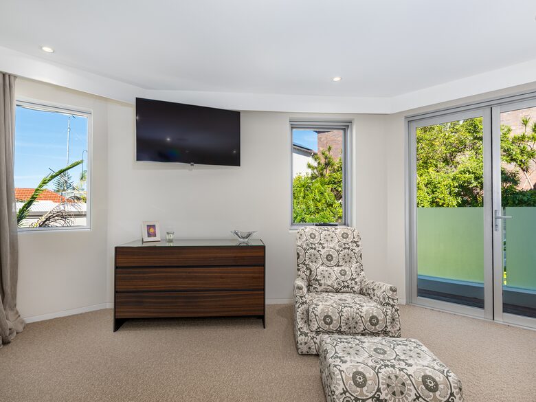 Contemporary Beachside Penthouse with Panoramic Sea Views - Bronte, Australia