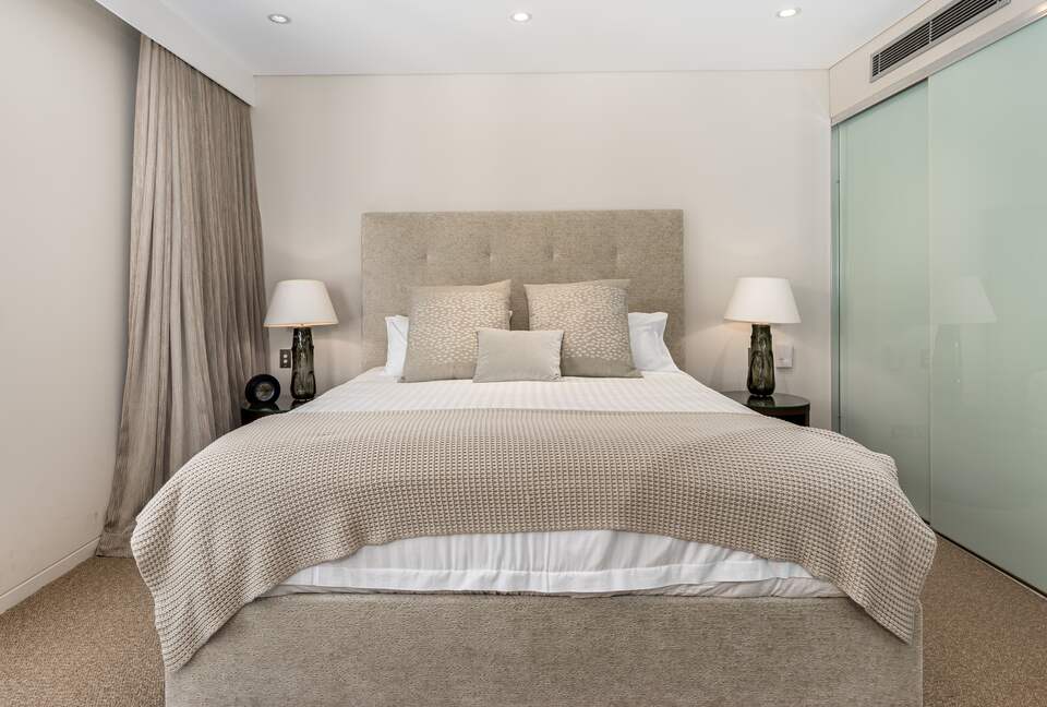 Contemporary Beachside Penthouse with Panoramic Sea Views - Bronte, Australia