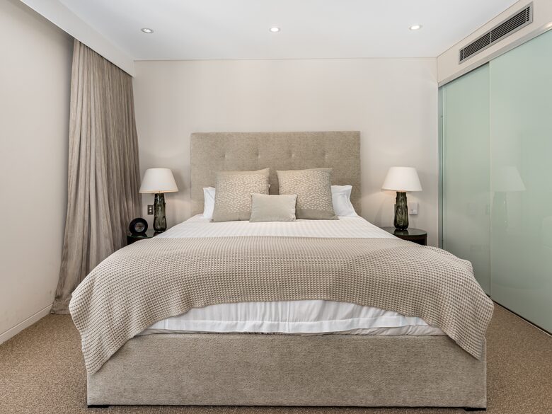 Contemporary Beachside Penthouse with Panoramic Sea Views - Bronte, Australia