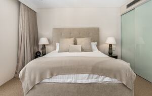 Contemporary Beachside Penthouse with Panoramic Sea Views - Bronte, Australia