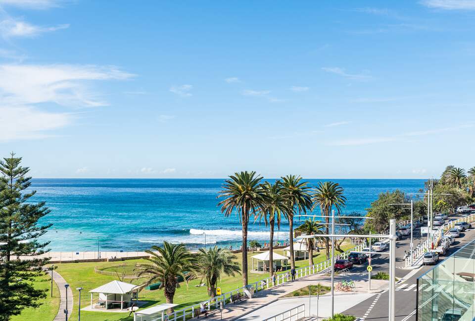 Contemporary Beachside Penthouse with Panoramic Sea Views - Bronte, Australia