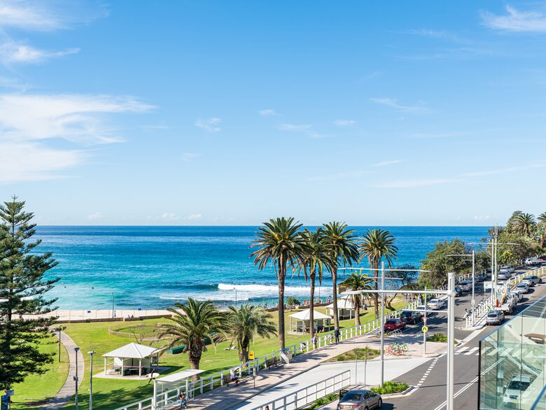 Contemporary Beachside Penthouse with Panoramic Sea Views - Bronte, Australia