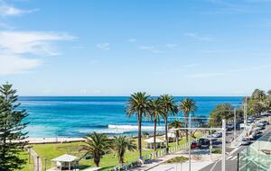 Contemporary Beachside Penthouse with Panoramic Sea Views - Bronte, Australia