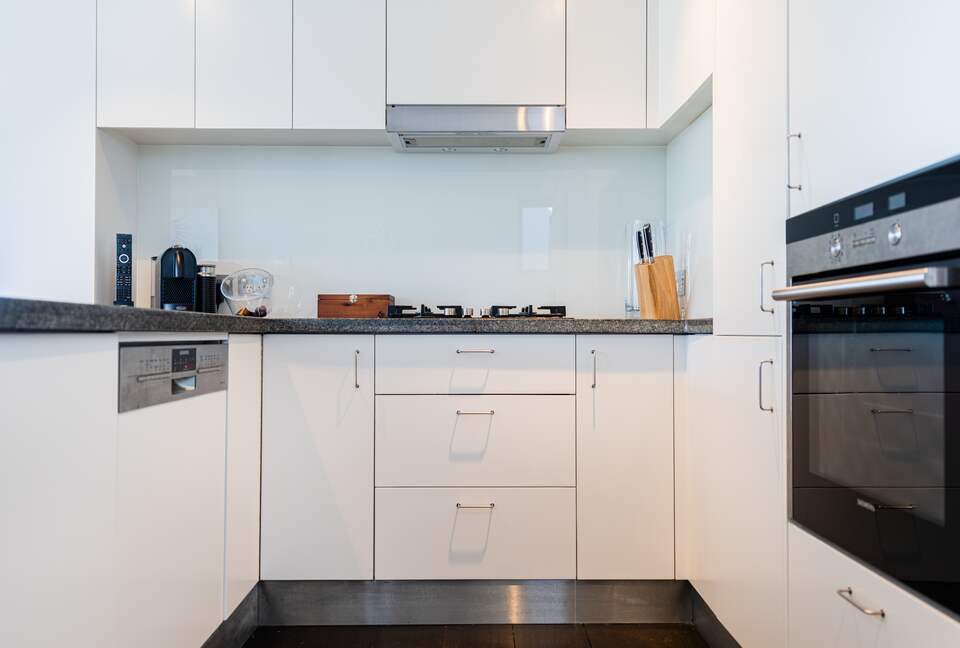 Contemporary Beachside Penthouse with Panoramic Sea Views - Bronte, Australia