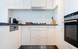 Contemporary Beachside Penthouse with Panoramic Sea Views - Bronte, Australia