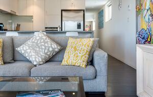 Contemporary Beachside Penthouse with Panoramic Sea Views - Bronte, Australia