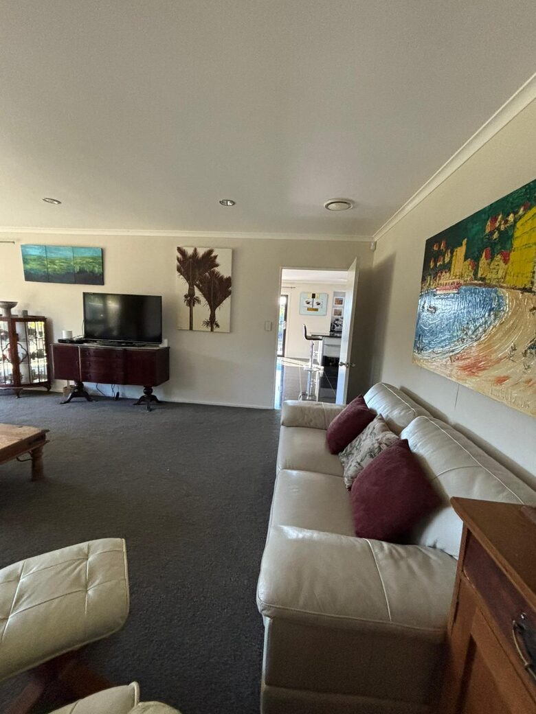 Sunlit Serenity on the Kapiti Coast - Paraparaumu, New Zealand