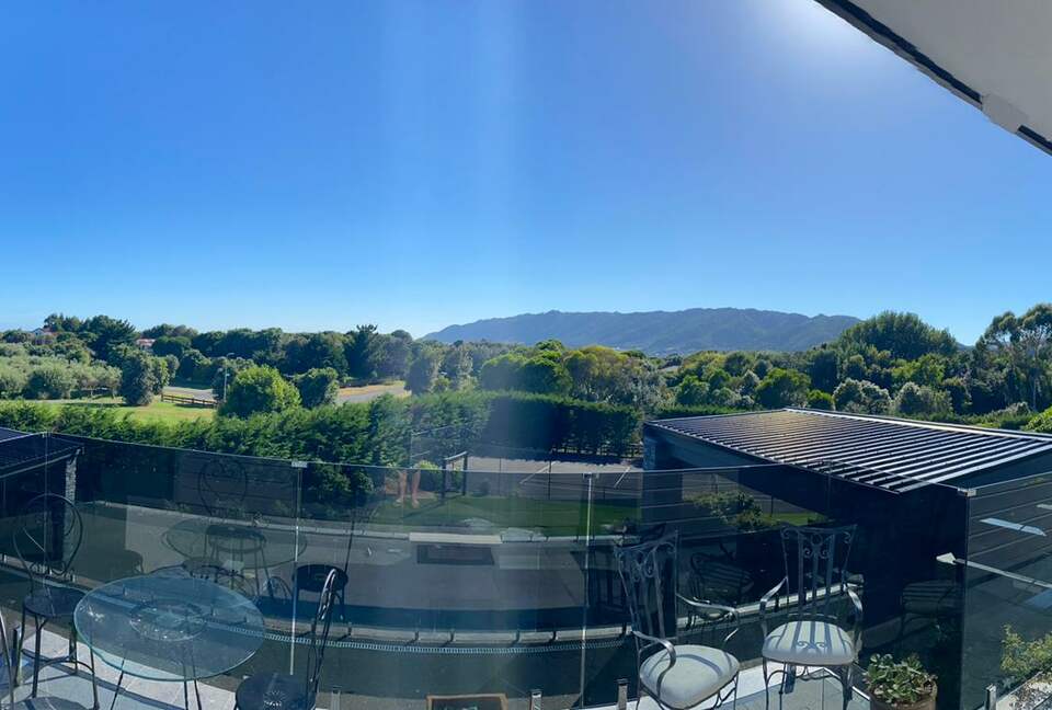 Sunlit Serenity on the Kapiti Coast - Paraparaumu, New Zealand