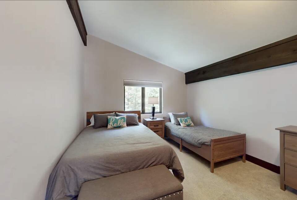 Queen and twin bedroom 3