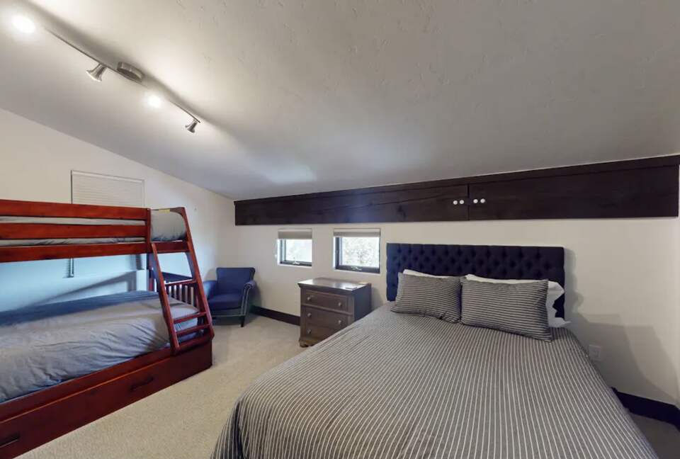 Queen full and twin bedroom 4