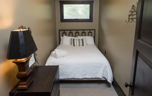 Architectural Retreat with Panoramic Views - Huddleston, Virginia