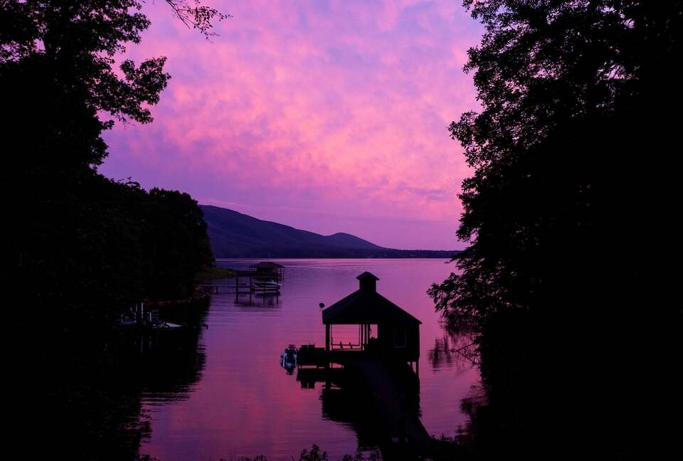 Architectural Retreat with Panoramic Views - Huddleston, Virginia