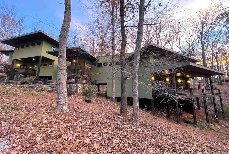 Architectural Retreat with Panoramic Views - Huddleston, Virginia
