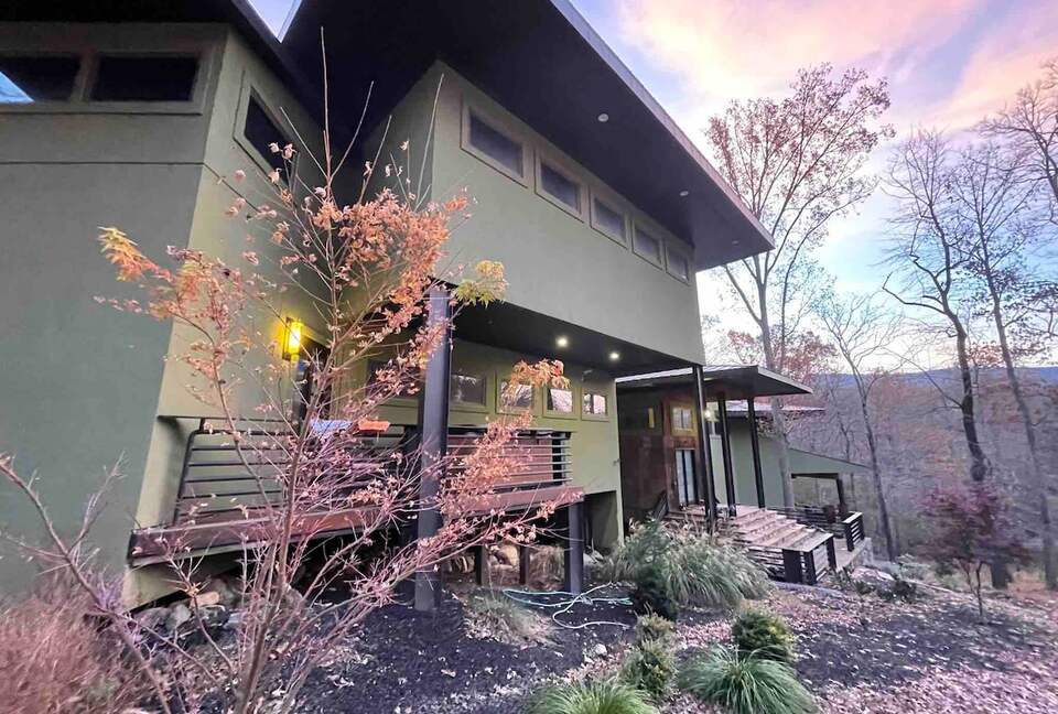 Architectural Retreat with Panoramic Views - Huddleston, Virginia