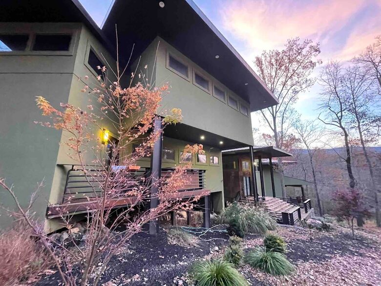 Architectural Retreat with Panoramic Views - Huddleston, Virginia