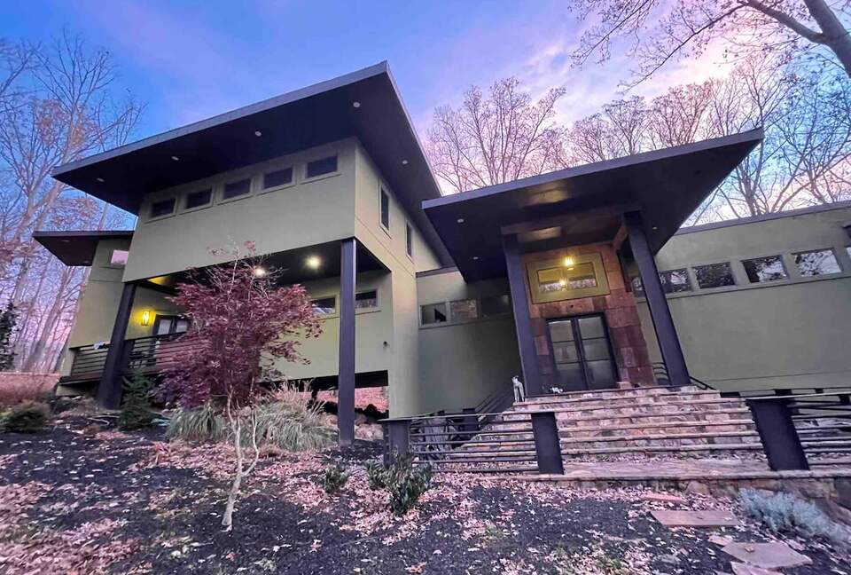 Architectural Retreat with Panoramic Views - Huddleston, Virginia