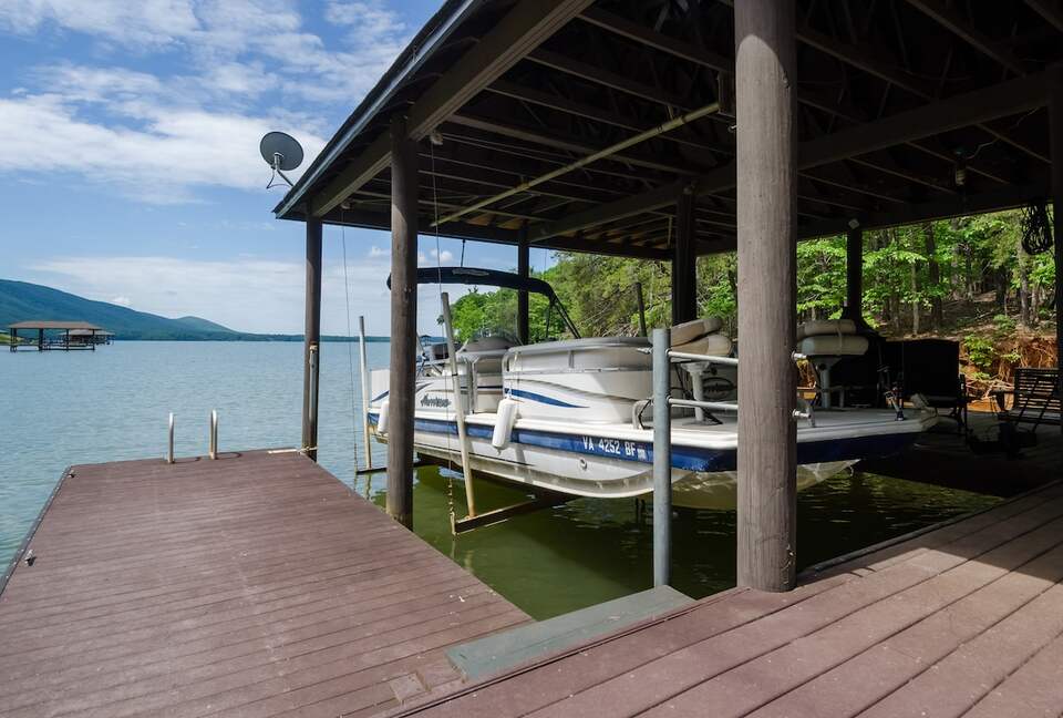 Architectural Retreat with Panoramic Views - Huddleston, Virginia