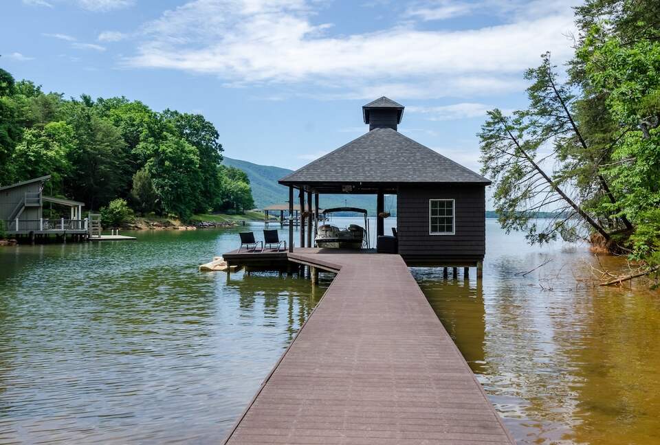 Architectural Retreat with Panoramic Views - Huddleston, Virginia