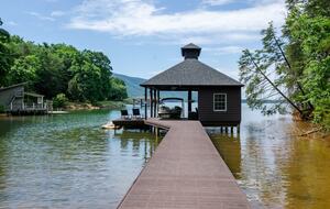 Architectural Retreat with Panoramic Views - Huddleston, Virginia