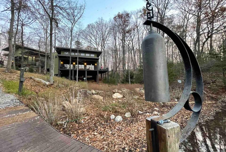 Architectural Retreat with Panoramic Views - Huddleston, Virginia