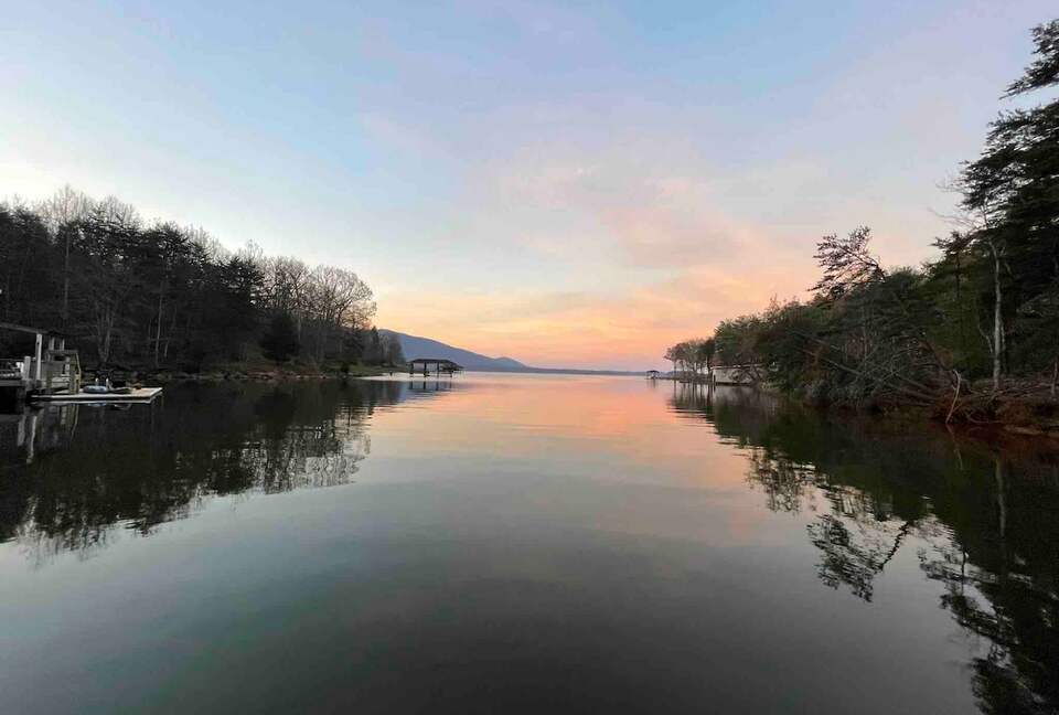 Architectural Retreat with Panoramic Views - Huddleston, Virginia