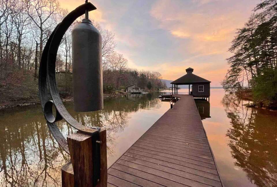 Architectural Retreat with Panoramic Views - Huddleston, Virginia