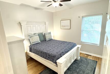 2nd queen bedroom on the main level