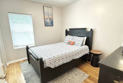 3rd queen bedroom on the main level